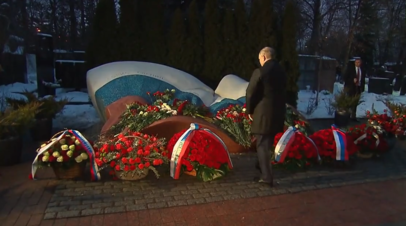 Путин возложил цветы к могиле Ельцина