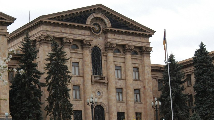 Спикер парламента Армении призвал проголосовать за отмену военного положения