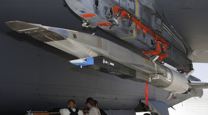 Американский стратегический бомбардировщик B-52 готовится доставить 
гиперзвуковую крылатую ракету X-51 на полигон для пусковых испытаний с авиабазы Эдвардс