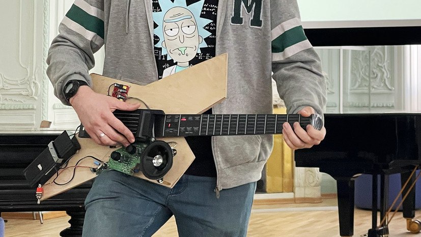 Музыка без ограничений: российский студент разработал гитару для людей с инвалидностью