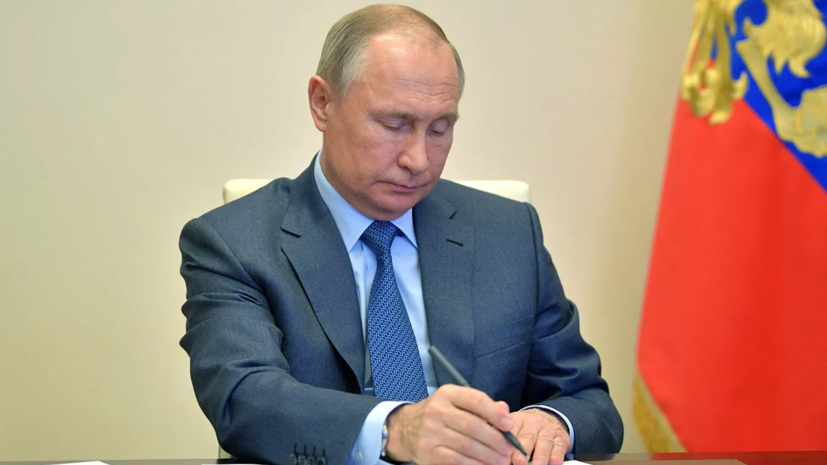Путин подписал закон о полномочиях кабмина в таможенном регулировании Путин подписал закон о полномочиях кабмина в таможенном регулировании