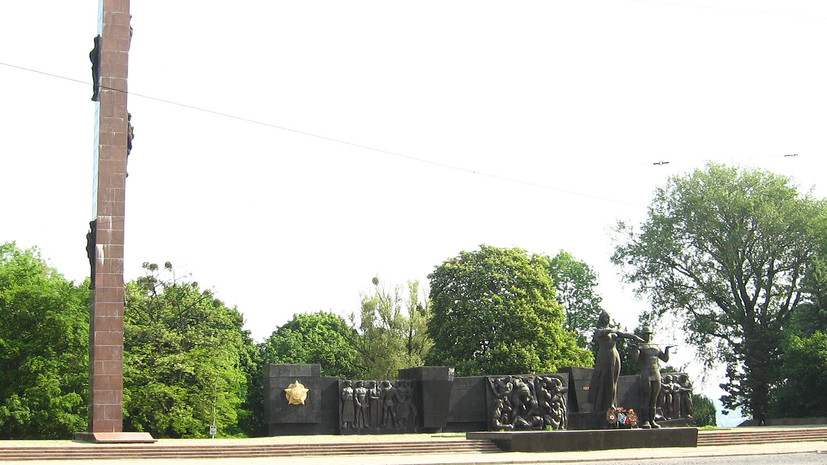 Во Львове начали демонтировать Монумент славы Советской армии — РТ на русском