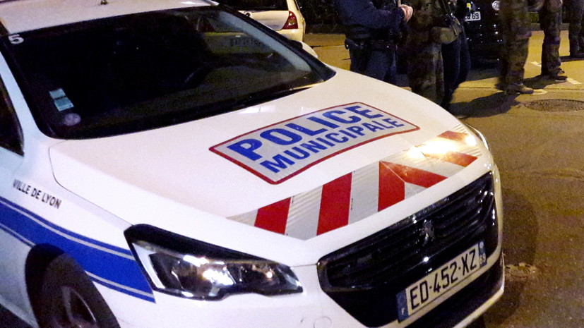 Премьер Франции назвал нападение на сотрудницу полиции терактом