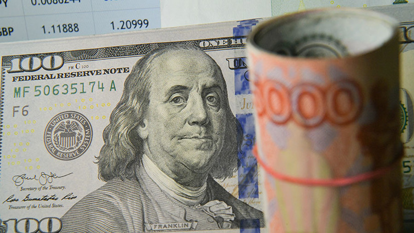 Курс доллара опустился ниже 75 рублей