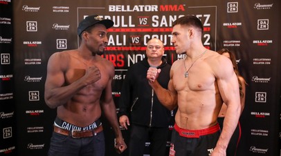 Бойцы Bellator Фил Дэвис и Вадим Немков