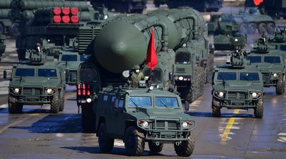 Пусковая установка комплекса «Ярс» (в центре) во время репетиции военного парада, приуроченного к 76-летию Победы в Великой Отечественной войне