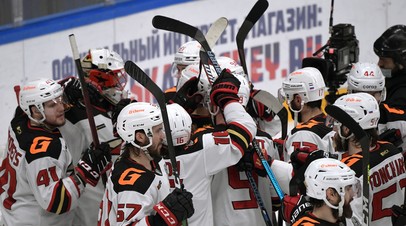 Игроки «Авангарда» радуются победе в матче с ЦСКА