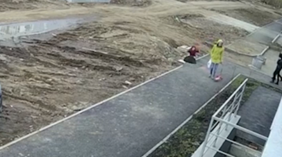 В Уфе ребёнок провалился в канализационный люк — видео В Уфе ребёнок провалился в канализационный люк — видео