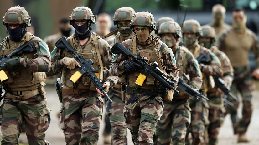 «Господа, действуйте»: почему французские военные призвали власти бороться с хаосом и насилием в стране