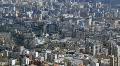 В Москве из-за сильного ветра пострадали два человека
