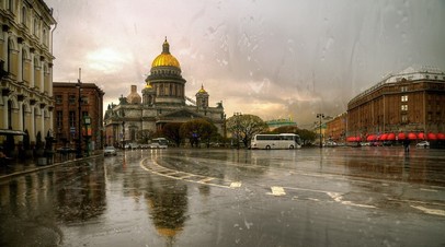 Два человека пострадали из-за последствий непогоды в Петербурге