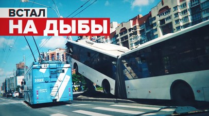 Момент наезда автобуса на фонарный столб в Петербурге попал на видео