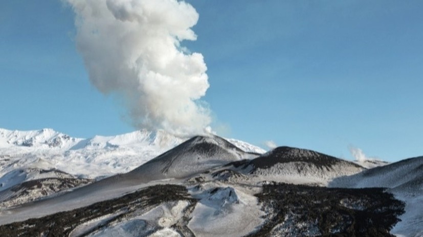 Ebeko volcano in the Kuril Islands threw ash to a height of 2 km ...