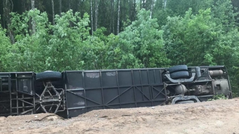 В СК назвали причину опрокидывания автобуса в Ленинградской области