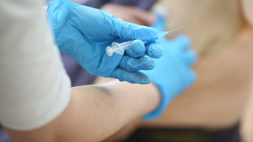 В Роспотребнадзоре заявили о редких случаях коронавируса после прививки