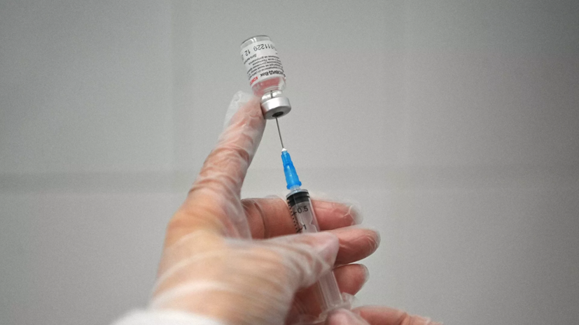 Иммунолог назвал решение о вакцинации в Москве выходом из ситуации с COVID-19