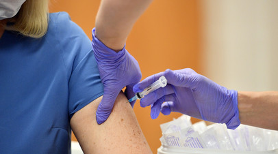 На Украине допустили возможность принудительной вакцинации учителей от COVID-19