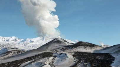 Вулкан Эбеко на Курилах выбросил пепел на высоту до 2 км