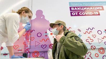 Мобильный пункт вакцинации от COVID-19 на Ленинградском проспекте.