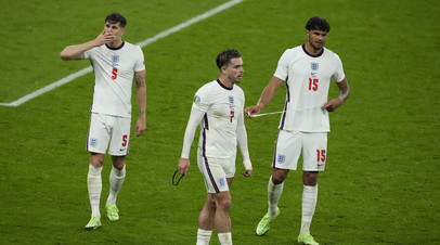 Игроки сборной Англии после матча