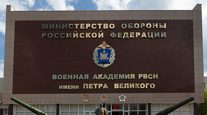 Первый замминистра обороны вручил медали выпускникам академии РВСН