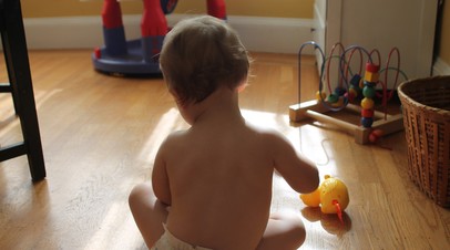 Детский омбудсмен призвала родителей не оставлять детей у открытых окон