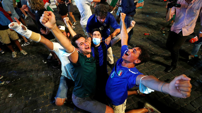 Обливание шампанским, исполнение гимна в автобусе и ночные гуляния: как Италия отпраздновала победу на Евро-2020