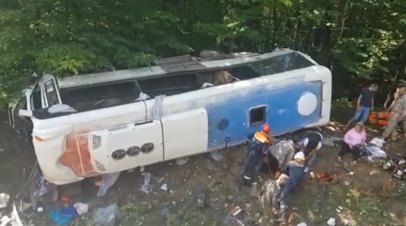 Видео с места ДТП с туристическим автобусом на Кубани