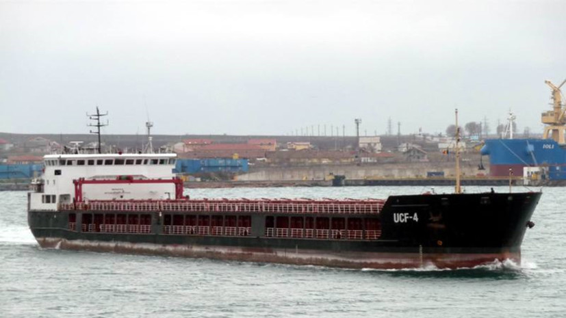 Иранский сухогруз сел на мель в порту Астрахани