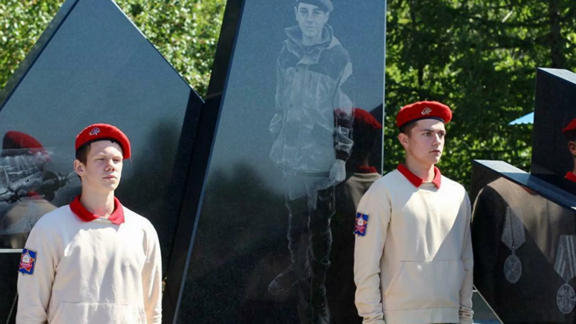 В Копейске открыли мемориал мальчику, погибшему при спасении детей