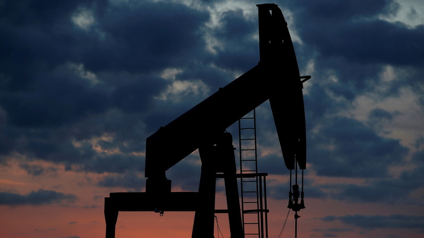 Мировые цены на нефть снижаются более чем на 3%