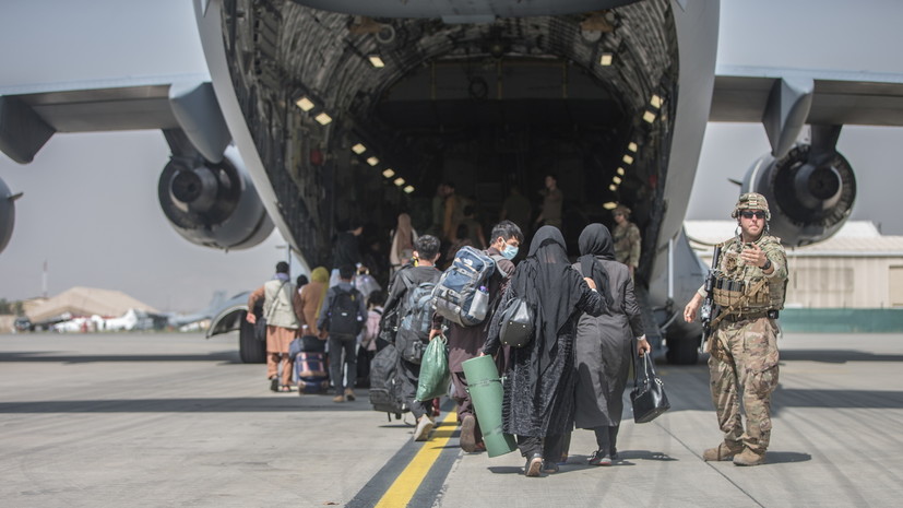 Пентагон: трое детей родились во время эвакуационных рейсов из Афганистана