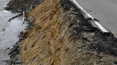В одном из районов Бурятии из-за сильных осадков произошёл обвал дороги