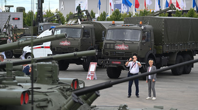 Посетители осматривают образцы военной техники на экспозиционной площадке Международного форума «Армия — 2021» в центре «Патриот»