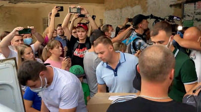 Вынос улик с предполагаемого места убийства восьмилетней девочки в Тюмени видео