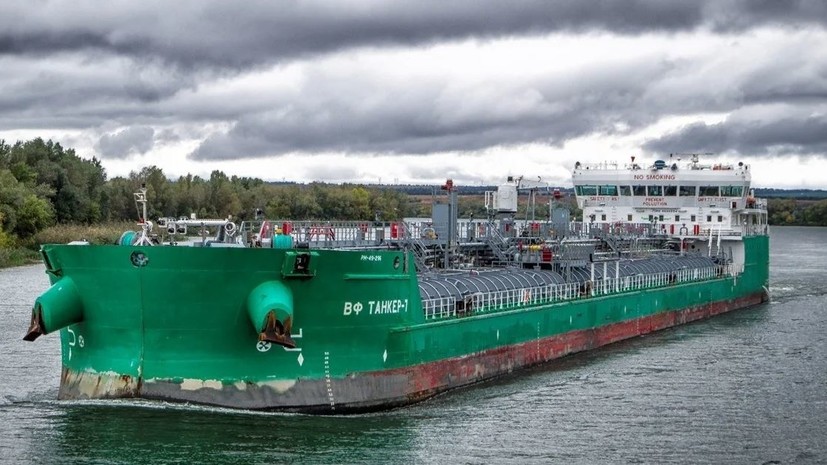 Танкер сел на мель на севере Каспийского моря