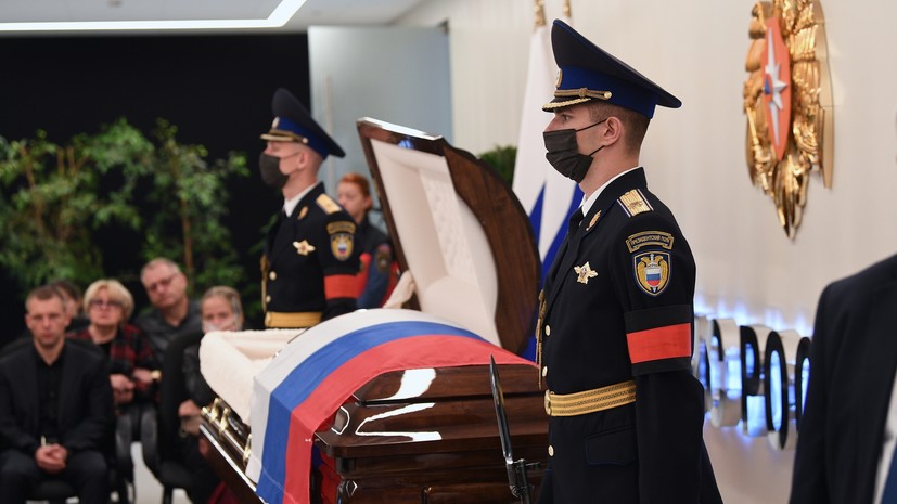 Заммэра Москвы Пётр Бирюков приехал на церемонию прощания с Евгением Зиничевым