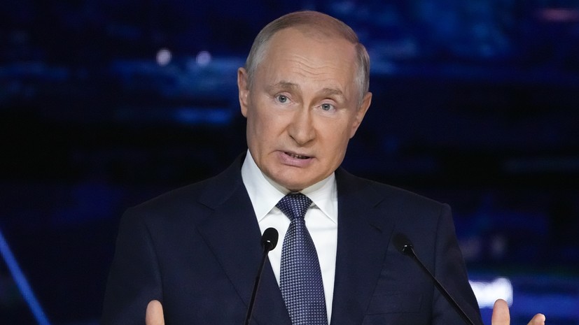 Путин не исключил ухода на карантин из-за болеющих коронавирусом в его окружении Путин не исключил ухода на карантин из-за болеющих коронавирусом в его окружении