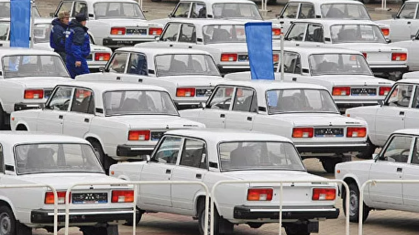 На стоянке 28 автомобилей жигули. Стоянка АВТОВАЗ. Завод АВТОВАЗ стоянка. Стоянка Жигулей.
