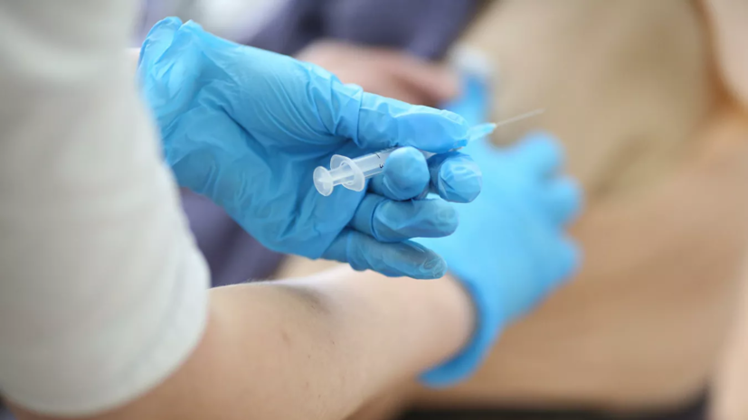 В России около 1 млн человек прошли полный курс вакцинации «ЭпиВакКороной»