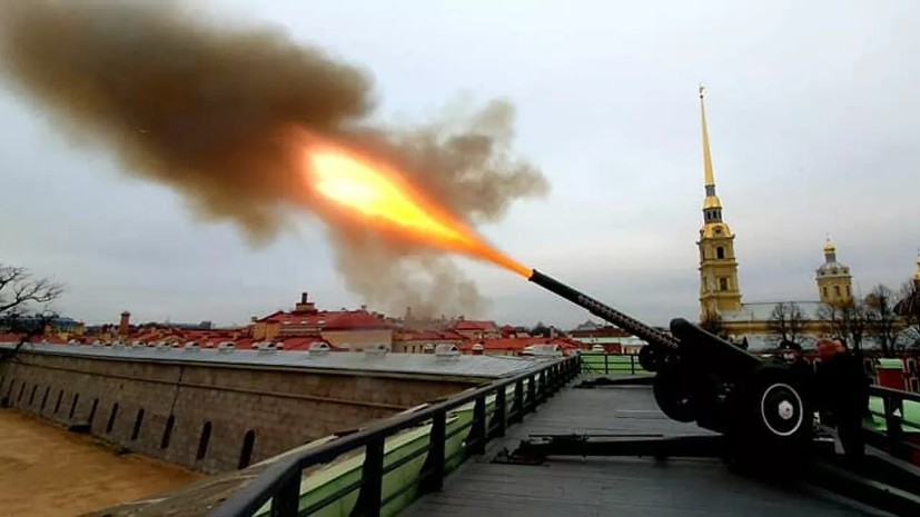 В Петербурге с Нарышкина бастиона дан залп в честь 350-летия со дня рождения Петра I