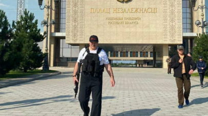 Картина с изображением Лукашенко с автоматом выставлена во Дворце независимости в Минске