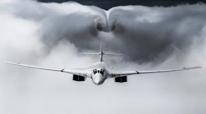 Два Ту-160 совершили полет над Балтийским морем в сопровождении истребителей Су-35С и Су-27