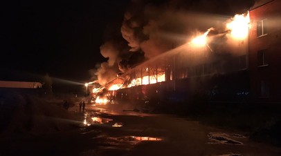 В Подмосковье горит ангар