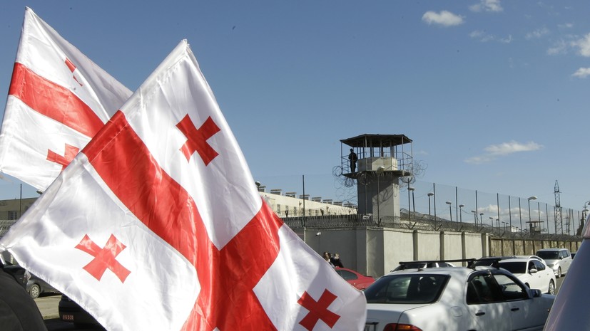 Противники Саакашвили пришли на митинг к тюрьме, где он содержится