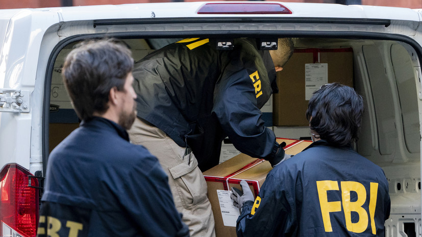 РИА Новости: сотрудники ФБР выносят коробки из дома родственников Дерипаски в Нью-Йорке