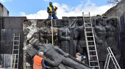 Демонтаж барельефа Монумента боевой славы во Львове