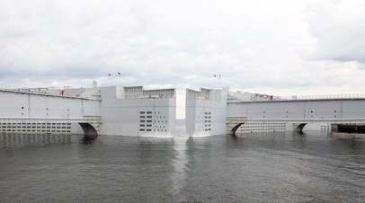 В Петербурге открыли дамбу после шторма