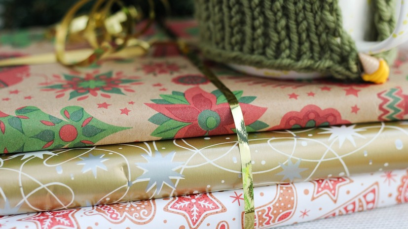 Опрос: 34% россиян планируют потратить новогоднюю премию на подарки для близких