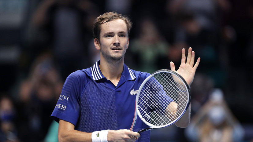 Битва за лидерство: Медведев победил Зверева и досрочно вышел в полуфинал Итогового турнира ATP
